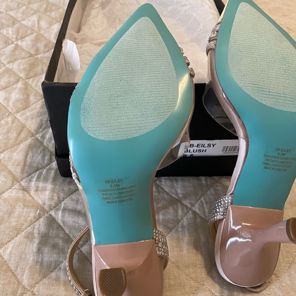 NEW IN THE BOX Betsey Johnson Eisley Pink Pumps - Picture 6 of 16
